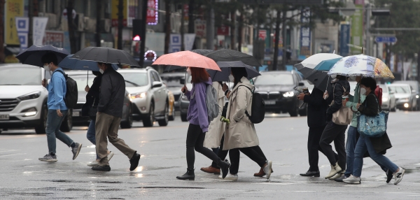 비가 내리는 28일 오전 서울 중구 을지로에서 시민들이 우산을 들고 출근길 발걸음을 재촉하고 있다.(사진=뉴시스)