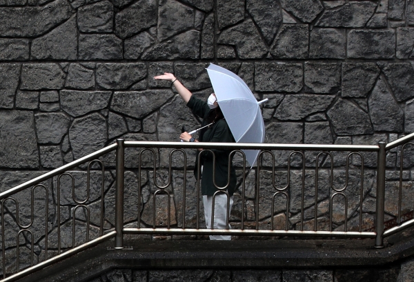 전국적으로 비가 내리는 3일 오후 서울 종로구 자하문터널 계단에서 한 시민이 우산을 쓰고 있다.(사진=뉴시스)
