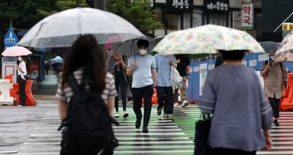  비가 내리고 있는 15일 오전 서울 종로구 광화문 네거리에서 시민들이 우산을 쓰고 걸어가고 있다.(사진=뉴시스)
