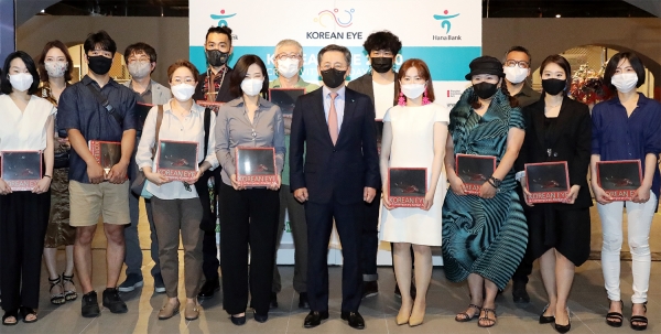 박성호 하나은행장(앞줄 왼쪽 다섯번째)이 전시회에 참여한 작가들과 함께 기념촬영을 하고 있다. (사진=하나은행 제공)