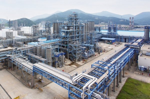 여수 석유화학 산업단지에 DL케미칼이 올해 초 완공한 차세대 메탈로센 PE (폴리에틸렌) 전용 생산 시설.