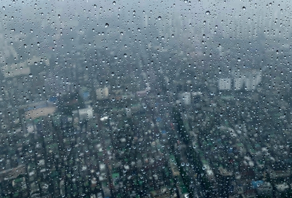 갑작스런 소나기가 내린 30일 오후 서울 시내 한 전망대 유리창에 빗방울이 맺혀 있다.(사진=뉴시스)