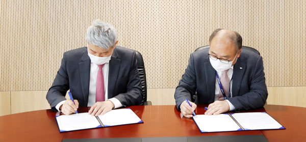 두산퓨얼셀 유수경 대표(오른쪽)와 ㈜STX 박상준 대표가 협약서에 서명하고 있다 (사진=두산퓨얼셀)