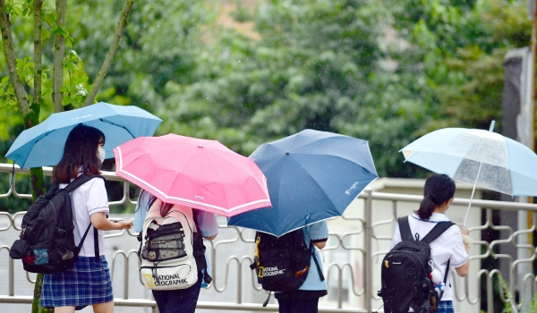 장맛비가 내리는 5일 오후 광주 남구 한 고등학교 앞에서 학생들이 우산을 쓴 채 하교 하고 있다. (사진=뉴시스)