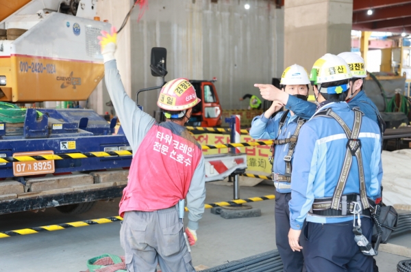 삼성물산 직원과 근로자가 작업 안전 상황을 확인하고 있다. (사진=삼성물산 제공)