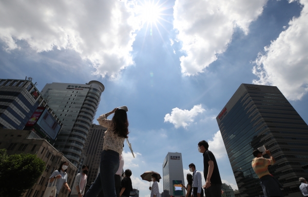 중복인 21일 오후 서울 종로구 세종로 네거리에서 시민들이 뜨거운 햇살 아래 발걸음을 재촉하고 있다. (사진=뉴시스)