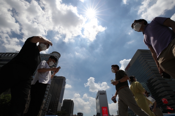 중복인 21일 오후 서울 종로구 세종로 네거리에서 시민들이 뜨거운 햇살 아래 발걸음을 재촉하고 있다.(사진=뉴시스)