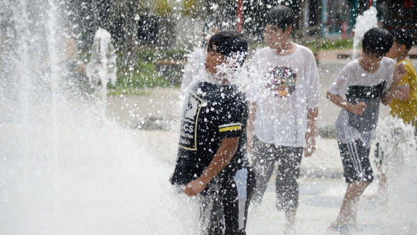 전국적으로 폭염이 연일 이어지고 있는 29일 전북 전주시 오거리문화광장 분수대에서 어린이들이 물놀이를 하며 즐거워하고 있다.(사진=뉴시스)