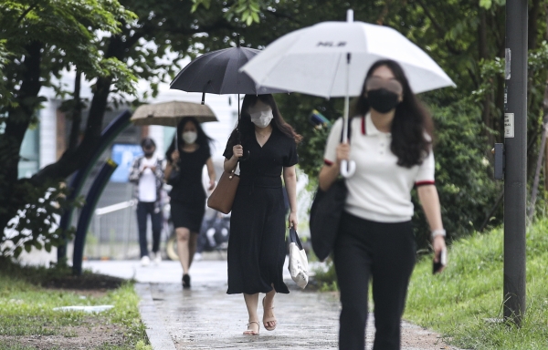 전국이 대체로 흐리고 대부분의 지역에서 비가 내리는 2일 오전 서울 은평구 서울혁신파크에서 우산을 쓴 시민들이 발걸음을 옮기고 있다. (사진=뉴시스)