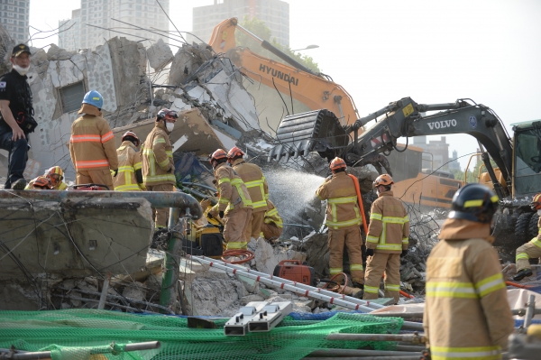 지난 6월9일 오후 광주 동구 학동 한 주택 철거현장에서 건물이 무너져 정차중인 시내버스를 덮쳤다. 사진은 소방당국이 구조 작업을 하고 있다. (사진=뉴시스)