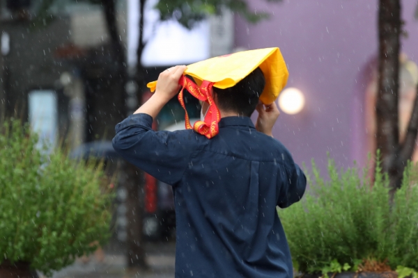 제9호 태풍 ‘루핏’이 오늘 밤부터 최근접할 것으로 예보된 8일 오후 서울 서대문구 신촌거리에서 시민들이 비를 피하고 있다.(사진=뉴시스)