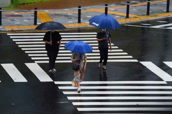 주말인 21일 오전 가을장마의 영향으로 전국에 많은 비가 내리고 있는 가운데 경남 창원시 중동로에서 우산을 쓴 시민들이 길을 걷고 있다. (사진=뉴시스)