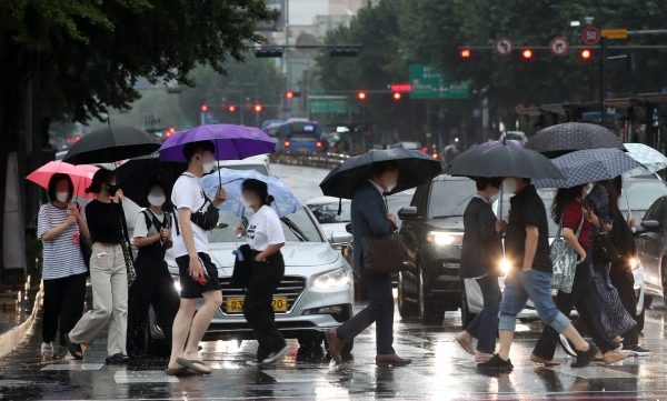 가을 장마로 인한 많은 비가 내리고 있는 31일 오후 서울 종로구 한 도로에서 시민들이 퇴근길 우산을 들고 발걸음을 재촉하고 있다. (사진=뉴시스)