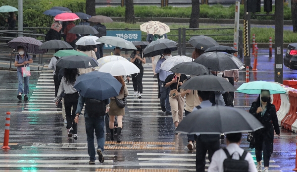 가을비가 내리는 29일 오전 서울 중구 서울역 인근에서 시민들이 우산을 쓰고 횡단보도를 건너고 있다.(사진=뉴시스)