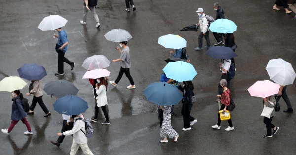 비가 내린 6일 오전 서울역광장에서 우산을 쓴 시민들이 길을 걷고 있다.(사진=뉴시스)