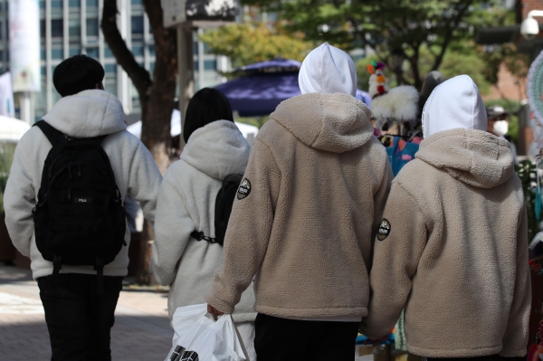 서울 최저기온이 1.3도를 기록한 17일 오후 서울 중구 명동거리에서 두꺼운 옷을 입은 시민들이 걸어가고 있다.(사진=뉴시스)