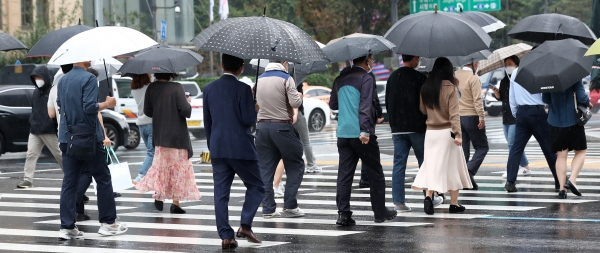 가을비가 내리고 있는 8일 오후 서울 종로구 광화문네거리에서 시민들이 우산을 쓰고 걸어가고 있다.(사진=뉴시스)