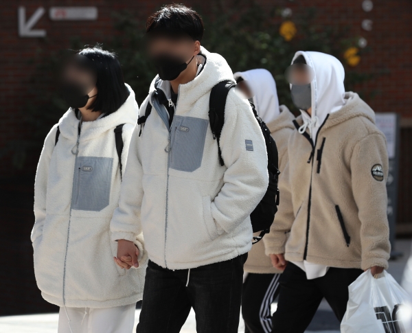 서울 최저기온이 1.3도를 기록한 17일 오후 서울 중구 명동거리에서 두꺼운 옷을 입은 시민들이 걸어가고 있다. (사진=뉴시스)