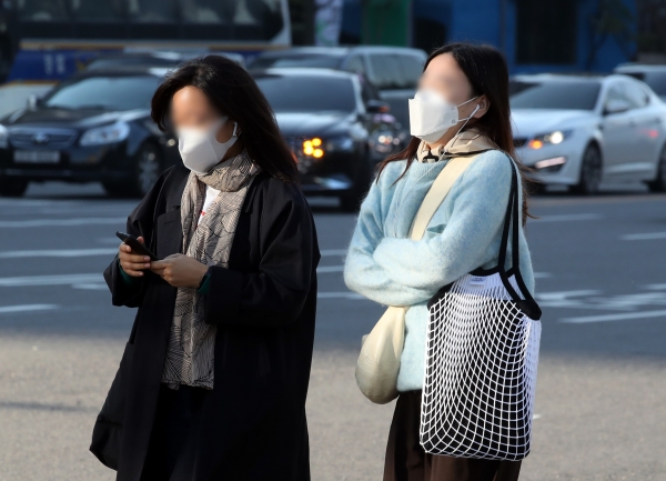 쌀쌀한 출근길 날씨를 보이는 25일 오전 서울 종로구 광화문 네거리에서 시민들이 발걸음을 재촉하고 있다.(사진=뉴시스)