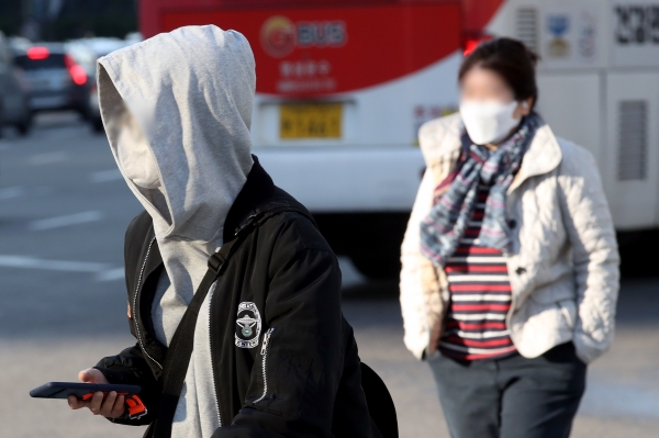 쌀쌀한 출근길 날씨를 보이는 25일 오전 서울 종로구 광화문 네거리에서 시민들이 발걸음을 재촉하고 있다.(사진=뉴시스)