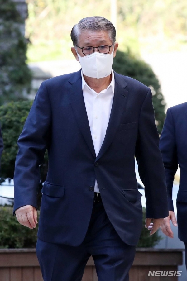 최신원 SK네트웍스 회장이 횡령·배임재판을 받기위해 법원에 들어서고 있다(사진=뉴시스)