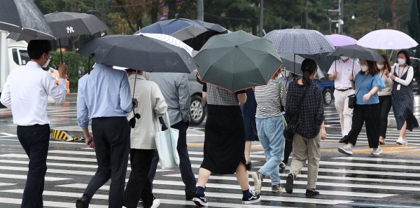 가을비가 내리고 있는 8일 오후 서울 종로구 광화문네거리에서 시민들이 우산을 쓰고 걸어가고 있다. (사진=뉴시스)