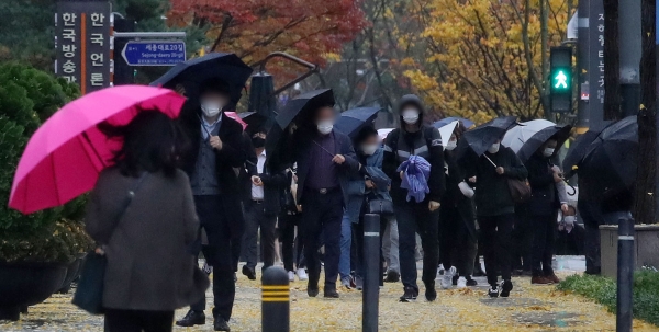 강풍을 동반한 비가 내리는 8일 오전 서울 중구 프레스센터 인근 거리에서 시민들이 우산을 쓰고 걸어가고 있다.(사진=뉴시스)