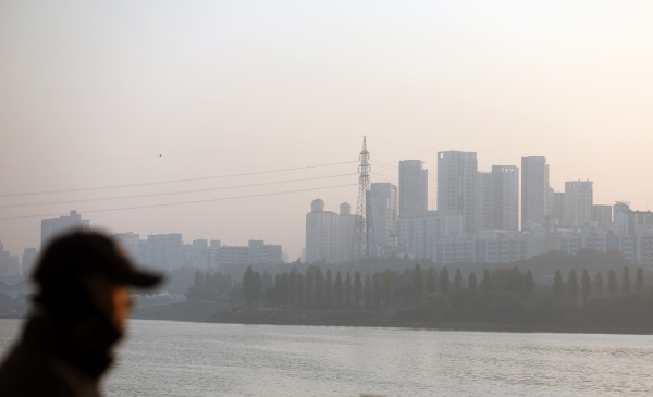 내륙 지방을 중심으로 짙은 안개가 낄 것으로 관측된 15일 오전 서울 서초구 잠수교에서 바라본 서울 도심에 안개가 껴 뿌연 모습을 보이고 있다.(사진=뉴시스)