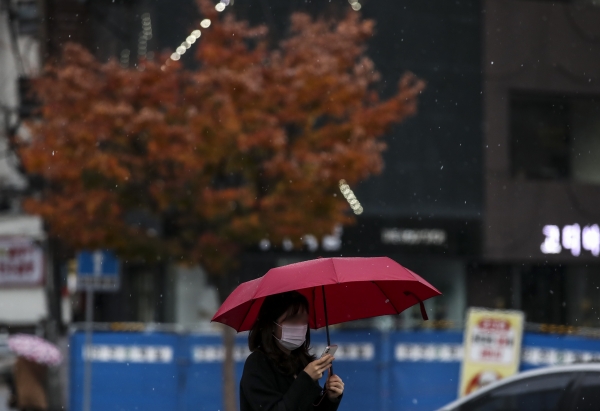 서울 지역에 첫 눈이 내린 10일 오전 서울 종로구 광화문네거리에서 우산을 쓴 시민들이 발걸음을 옮기고 있다.(사진=뉴시스)