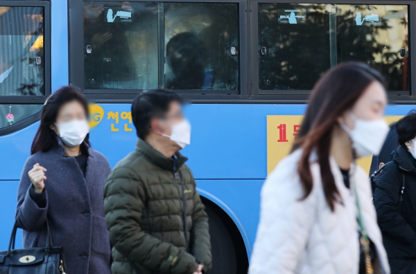 서울을 비롯한 전국 대부분 지역이 영하권 추위를 보이고 있는 12일 오전 서울 종로구 광화문 네거리 인근에서 직장인들이 출근하고 있다. (사진=뉴시스)