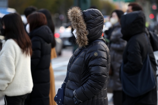 아침 기온이 영하 7도까지 떨어지는 등 추운 날씨를 보인 23일 오전 서울 종로구 세종대로 인근에서 시민들이 이동하고 있다.(사진=뉴시스)
