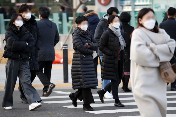 아침 기온이 영하 7도까지 떨어지는 등 추운 날씨를 보인 23일 오전 서울 종로구 세종대로 인근에서 시민들이 이동하고 있다.(사진=뉴시스)