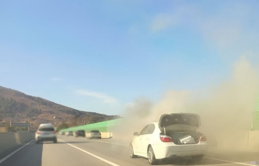 28일 오전 11시 쯤 서울양양고속도로 서울방향 화도IC인근에서 불이난 BMW 5시리즈 화재(사진=베타뉴스)