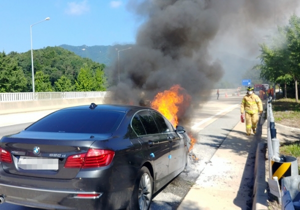 2018년 경북 영주시 중앙고속도로서 발생한 BMW 520d 화재 사진(사진=연합뉴스)