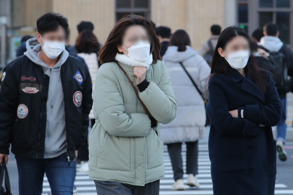 서울을 비롯한 전국 대부분 지역이 영하권 추위를 보이고 있는 12일 오전 서울 종로구 광화문 네거리 인근에서 직장인들이 출근하고 있다.(사진=뉴시스)