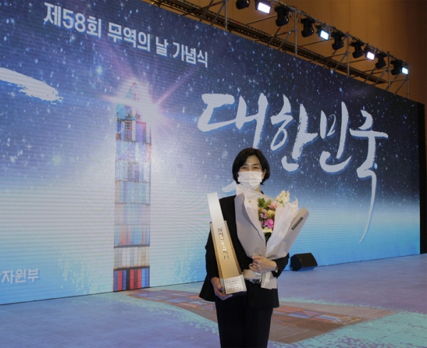 김정수 삼양식품 총괄사장이 6일 오전 삼성동 코엑스에서 열린 58회 무역의 날 기념식에서 식품업계 최초로 ‘3억불 수출의 탑’을 수상하고 기념 사진을 촬영하고 있다. 사진=삼양식품