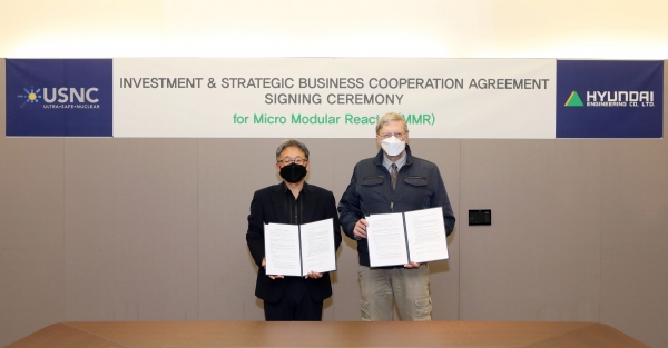 김창학 현대엔지니어링 사장(좌측)과 프란체스코 베네리 USNC CEO(우측)가 투자협약을 체결하고 기념사진을 촬영하고 있다. (사진=현대엔지니어링 제공)