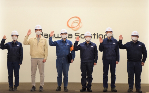 남이현(오른쪽 세번째) 한화솔루션 케미칼 부문 대표가 9일 여수공장에서 임직원들과 함께 무사고·무재해 사업장실현 목표를 선포하고 있다. 사진제공=한화솔루션