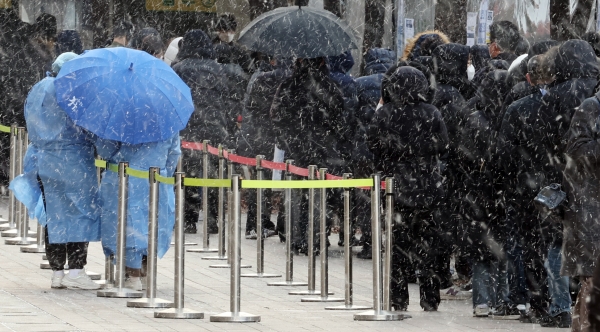 눈발과 추위가 찾아온 15일 서울광장 선별진료소에서 시민들이 검사를 기다리고 있다.(사진=연합뉴스)