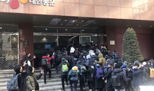 택배노조 조합원들이 10일 서울 CJ대한통운 본사로 진입하고 있다. 사진=연합뉴스<br>