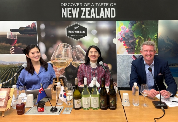 와인25플러스의 뉴질랜드 와인 랜선투어 관계자들이 방송을 진행하고 있다(좌부터 푸디안젤라 인플루언서, 정수지 와인전문기자, Stephen Blair 뉴질랜드 무역산업진흥청 대표 순) (1)
