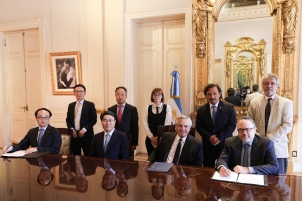 최정우 포스코그룹 회장(첫째줄 왼쪽에서 두 번째)이 21일(현지시각) 페르난데스 아르헨티나 대통령(첫째줄 왼쪽에서 세 번째)를 만나 이차전지소재 사업 관련 논의를 진행했다. (사진=포스코그룹 제공)