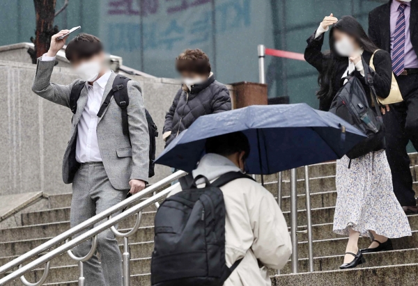 3월 26일 오전 서울역 인근에서 시민들이 비를 맞으며 길을 걷고 있다.(사진=연합뉴스)