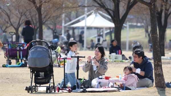 4월 3일 오전 서울 여의도 한강공원을 찾은 가족이 나들이를 즐기고 있다. (사진=연합뉴스)