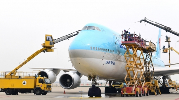18일 인천광역시 중구 운서동 대한항공 정비 격납고에서 관계자들이 대한항공 항공기 보잉747-8i 세척 작업을 하고 있다 (사진=대한항공)