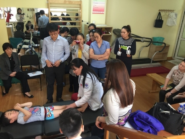 지난해 4월 몽골 의료진 약 100여명이 보툴리눔 톡신을 활용한 뇌성마비 환우의 재활 치료 프로그램에 참여하고 있다(사진=메디톡스)