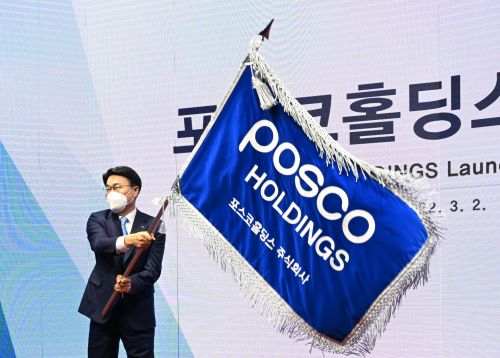 지난 3월 2일 서울 포스코센터에서 열린 포스코홀딩스 출범식에서 최정우 포스코그룹 회장이 사기(社旗)를 흔들고 있다 (사진=포스코그룹 제공)