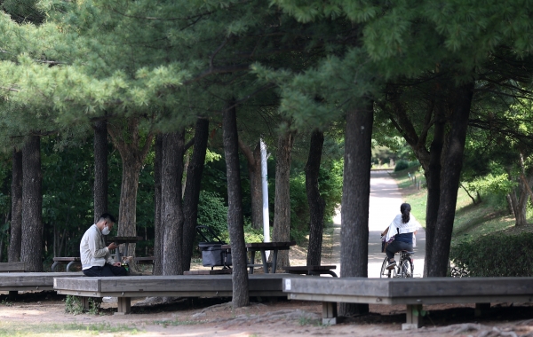 맑은 날씨를 보인 19일 오전 서울 성동구 서울숲에서 한 시민이 휴식을 취하고 있다. (사진=연합뉴스)