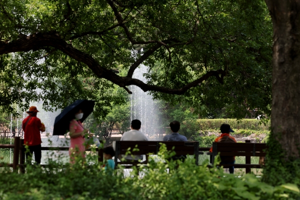 초여름 날씨가 지속되는 지난달 31일 오후 서울 보라매공원에서 시민들이 그늘 아래 앉아 분수를 바라보고 있다.(사진=연합뉴스)