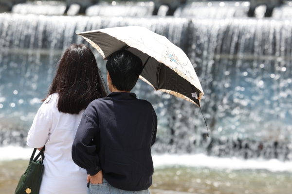 초여름 날씨를 보인 2일 서울 종로구 청계천에서 시민이 양산으로 더위를 피하고 있다.(사진=연합뉴스)